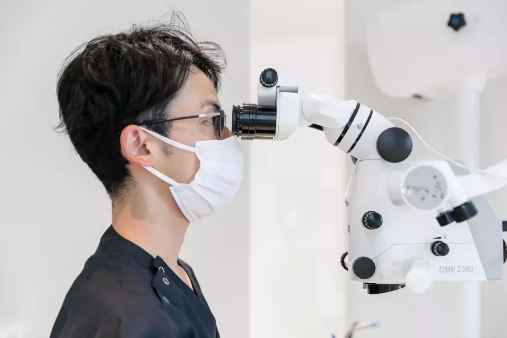 治療用顕微鏡を使用した目視での治療